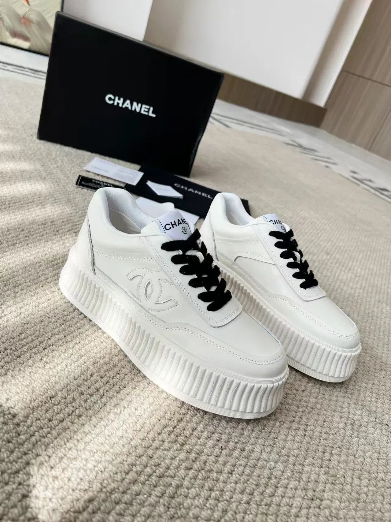 👟👟Ex-factory price 520👟👟 Thick-soled Chanel Chanel 24SF latest model full leather panda color white shoes casual sports shoes skateboard shoes original purchase and development production Xiaoxiang C Home Another super popular item in the counter, loved by Internet celebrity bloggers and sisters, and various praises on social platforms. It is extremely popular, has a high texture, is breathable and super spring and summer. Seeing this issue always arouses the inner desire of girls for fashion. The latest suede material, classic black and white color, full of fashionable feeling on the feet and easy to care for. Fabric: Original customized imported cowhide material. Lining: Customized soft sheepskin lining. Sole: Original molded TPU non-slip outsole. Bottom thickness: 4CM. Size: Women's size 35-40 (custom-made sizes 40 are non-refundable)
